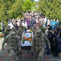 Маленькі діти залишилися без батька: Тернопільщина попрощалася з 29-річним Героєм (ФОТО)