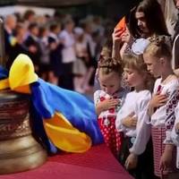 Став зіркою мережі: 7-річний школяр емоційно співав гімн України на останньому дзвонику