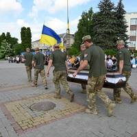 Повернувся на щиті у день народження сина: громада на Тернопільщині зустріла загиблого воїна