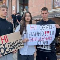 Учням гімназії пояснили, чому ті не можуть проводити мітинг біля міської ради у Тернополі (Відео)