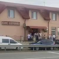 Поки в селі прощалися з Героєм, у барі відбувалося гучне святкування: скандал в Озерній