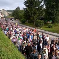 Сотні вірян УПЦ московського патріархату дійшли хресним ходом до Почаївської лаври (ВІДЕО)