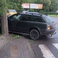 У Тернополі водій позашляховика збив 15-річну дівчину на тротуарі і утік