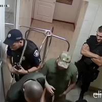 У військкоматі Чернівців били затриманого на очах у поліцейських, ті посміхались: йде перевірка