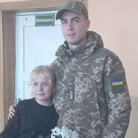 На Тернопільщині військовий зустрівся з ученицею, яка намалювала малюнок для бійців ЗСУ