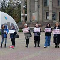 Матері і дружини військових мітингують на Театральному майдані