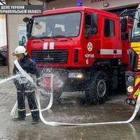 Облили холодною водою прямісінько з брандспойта: на Тернопільщині оригінально провели на пенсію рятувальника (фото)