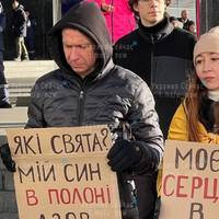 «Які свята? - Мій син в полоні!», - родини полонених вийшли на мирну акцію