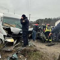 Жахлива аварія у Кровинці: вже 8 потерпілих витягнули з авто та автобуса, які зіткнулися лоб в лоб. ФОТО