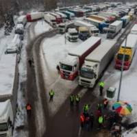 Уряд Польщі підписав угоду з фермерами для припинення блокади ПП «Медика-Шегині» з Україною