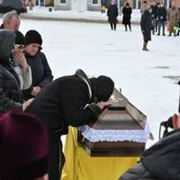 Гіркі сльози матері: Лановеччина на колінах зустріла Героя (ФОТО)