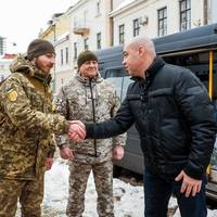 Мер Тернополя та керівники управлінь міської ради передали на фронт «швидку», придбану за особисті кошти