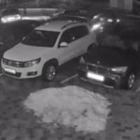 У Тернополі водій в’їхав у припарковане авто і поїхав далі: розшук (ВІДЕО)
