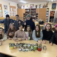 Окопні свічки роблять і передають бійцям бригади “Едельвейс” учні тернопільської школи