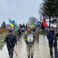 Накрили домовину синьо-жовтим прапором: у Тернопільському районі поховали 41-річного бійця (фото)