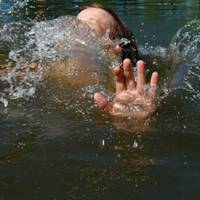 Під Тернополем ледь не втопилася трирічна дитина: дорослі і не помітили, як дівчинка пішла під воду