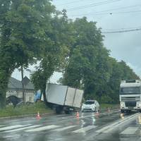 Під Тернополем вантажівка злетіла з дороги: її зупинили позашляховик і дерево (фото)