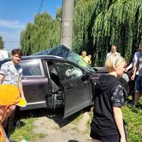 Потужна аварія у Тернополі на Злуки: авто в’їхало у стовп, є травмовані