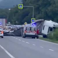 В селі Червоне на трасі Львів-Тернопіль відбулось зіткнення двох тягачів. ВІДЕО