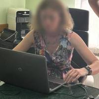 Депутатку затримали під час отримання хабаря: Поліція викрила корупційну схему в Кременецькій міській раді