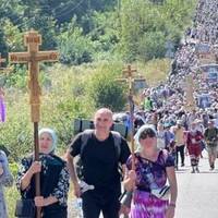 Прихильники УПЦ МП влаштували хресний хід попри заборону ОВА (фото)