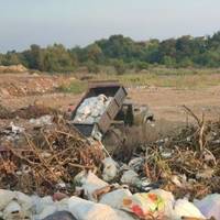 Біля Тернополя на гарячому впіймали порушників, які вивозили сміття на стихійне звалище (ФОТО)