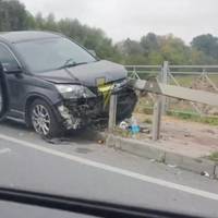 Автівка влетіла у відбійник: на обʼїзній Тернополя, поблизу вʼїзду в Петриків, ДТП та затор