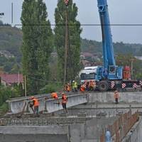 На славнозвісному мості у Теребовлі стартував монтаж балок (фото)