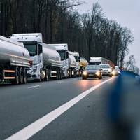 Блокування не відбулось: польські фермери не гальмують рух вантажівок на кордоні з Україною. ВІДЕО