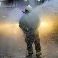 Облитий водою тягнув пожежну: у Тернополі оригінально провели на пенсію знаного рятувальника (фото, відео)