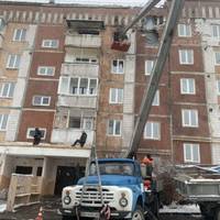 У Тернополі комунальники за допомогою вишки прибирають обгорілу квартиру, в яку влучив 