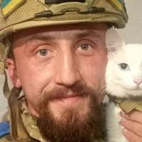 Пухнастий оберіг: військовий з Тернопільщини ходить на позиції з кішкою