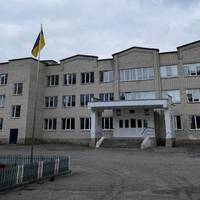 У Тернополі дирекція школи скаржиться на водіїв, які паркують авто на території освітнього закладу