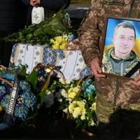 Життя хороброго воїна забрала війна: на Тернопільщині поховали Героя Володимира Волинця