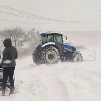 На Кременеччині машини опинилися у сніговій пастці (відео)