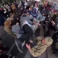 Мітингарі кинули гендиректора лікарні у сміттєвий бак, протестуючи проти закриття відділення