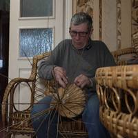 Майстер з Кременця уже більше 40 років працює з лозою: виготовляє не лише кошики, а й меблі (фото)
