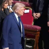 «Нуль поваги»: Трампа звинуватили у порушенні етикету на похороні Папи Франциска