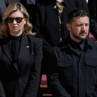 Зеленського знову звинуватили, що він не так одягнений: цього разу на похоронах Франциска