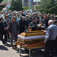 Плакали рідні та сусіди: Білобожницька громада навколішках зустріла загиблого Героя Ігоря Погрібного
