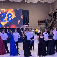 Тернопільська школа №28 провела благодійний бал, щоб зібрати кошти для ЗСУ