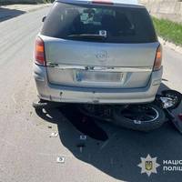 У Кременці 20-річний мотоцикліст потрапив під колеса автівки