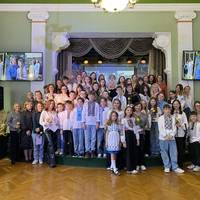 У Тернополі класний керівник зворушливо привітав матерів своїх учнів