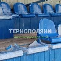 У Ланівцях вандали пошкодили крісла на стадіоні (фото, відео)