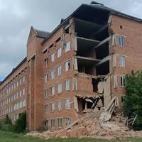 У Монастириськах завалилося приміщення місцевої недобудованої поліклініки (фотофакт)