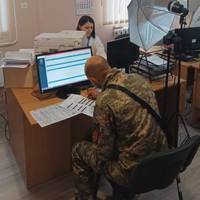 У Зборові військовий після трьох років полону прийшов оформлювати закордонний паспорт (фото)