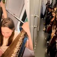 Юні бандуристи влаштували спонтанний концерт у вагоні поїзда та розчулили соцмережі