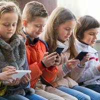 Чи заборонять в українських школах смартфони: позиція освітнього омбудсмена
