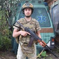 Захисник з Тернополя рятує поранених на передовій і вчиться грати на гітарі для коханої