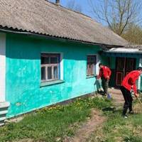 На Тернопільщині священник ПЦУ відновлює покинуті хати для родин переселенців